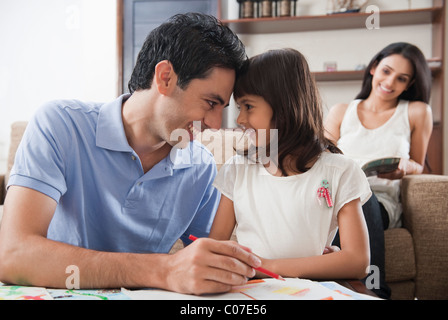 L'uomo ad assistere la figlia nel disegno Foto Stock