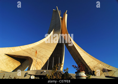 Il Nord Africa, Algeria, Algeri, un calcestruzzo iconico monumento commemorativo algerino la guerra per l indipendenza, aperto nel 1982 per Foto Stock