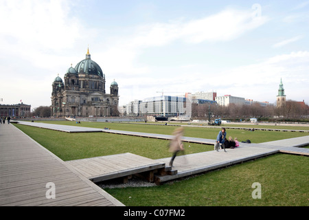 Schlossplatz square, utilizzo temporaneo come un parco, cattedrale Berliner Dom nel retro, quartiere Mitte di Berlino, Germania, Europa Foto Stock