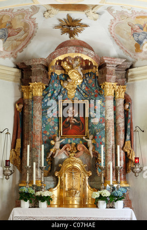 Altare con immagine devozionale, cappella di pellegrinaggio Maria Hilf nel Gruensink in Wessling, Fuenfseenland o cinque regione dei laghi Foto Stock