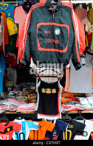 Fake designer pirata pirata abiti di lusso liverpool camicia merce in vendita in stallo petaling street chinatown kuala Lumpur in Malesia Foto Stock