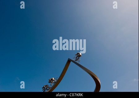 Scultura " Tour de France dans les Pyrénées" da Jean-Bertrand Métais, presso l'autostrada resto fermata "Pirenei' sul Deux Mers Foto Stock