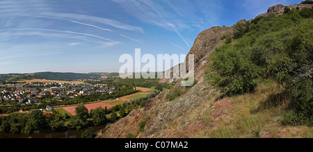 Rotenfels, 327 asl, rossastro riolite massiccio, la vista su Bad Muenster su Stein-Ebernburg, Renania-Palatinato, Germania, Europa Foto Stock