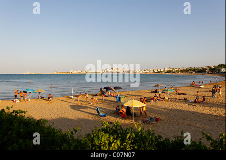 Vieste, baia con spiaggia di sabbia, Gargano in Puglia o Puglia sud Italia, Europa Foto Stock