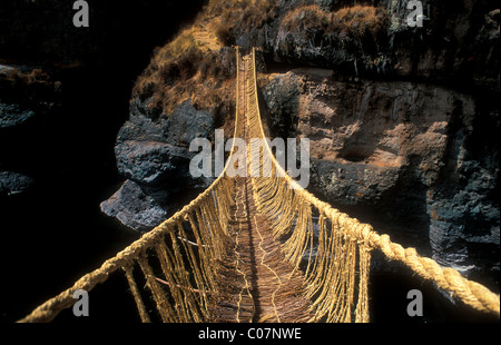 Queswachaka sospensione ponte realizzato a partire da fibre vegetali, erba ichu, oltre l'Apurimac, Perù meridionale, Sud America Foto Stock