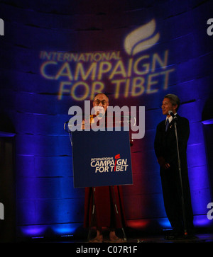 Sua Santità il XIV Dalai Lama parlando alla campagna internazionale per il Tibet Congressional Gold Medal gala tenutosi presso il Foto Stock