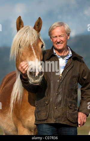 Agile senior con i suoi cavalli avelignesi, Weer, Tirolo del nord, Austria, Europa Foto Stock