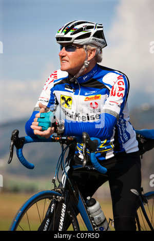 Agile senior ciclismo, Weer, Tirolo del nord, Austria, Europa Foto Stock