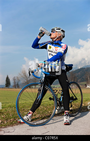 Agile senior ciclismo, acqua potabile, Weer, Tirolo del nord, Austria, Europa Foto Stock
