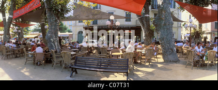 Cafe con platani, Ille Rousse Balagne in Corsica, Francia, Europa Foto Stock