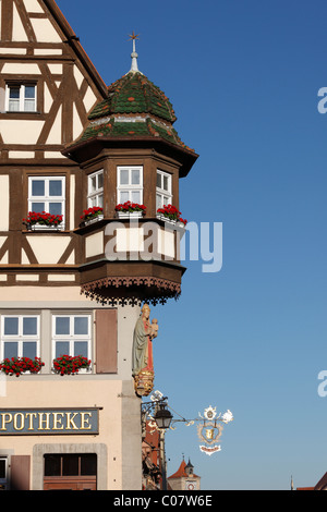 Finestra di Baia su Jagstheimerhaus edificio, ora Marienapotheke farmacia, Rothenburg ob der Tauber, Strada Romantica, Media Franconia Foto Stock