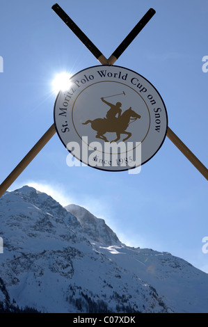 Cartello con il logo della San Moritz Polo Club, 26. Moritz Polo World Cup sulla neve, San Moritz, alta Engadina Engadin Foto Stock