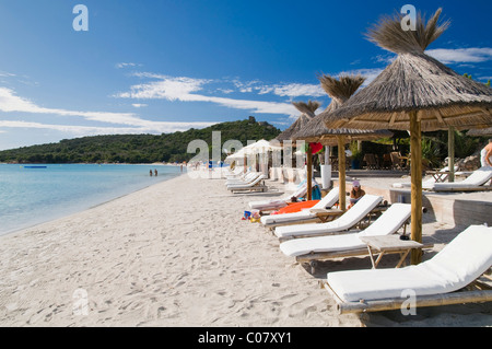 Sedie a sdraio sulla spiaggia, San Ciprianu, Golfe de Porto Vecchio, East Coast, Corsica, Francia, Europa Foto Stock