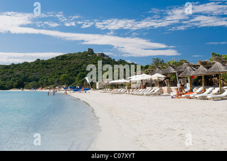 Sedie a sdraio sulla spiaggia, San Ciprianu, Golfe de Porto Vecchio, East Coast, Corsica, Francia, Europa Foto Stock