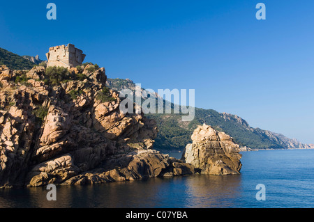 Torre genovese, costa rocciosa di Porto, il Golfo di Porto, Corsica, Francia, Europa Foto Stock