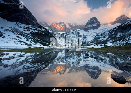 Lago Seebensee vicino Monte Zugspitze con riflessioni alla luce della sera, Ehrwald, Austria, Europa Foto Stock