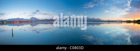 Vista panoramica di un tramonto sul Lago Hopfensee e le Alpi, Fuessen, Allgaeu regione, Germania, Europa Foto Stock