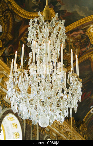 Lampadario appeso nel corridoio di un palazzo, la Sala degli Specchi, Chateau de Versailles, Versailles, Parigi, Francia Foto Stock