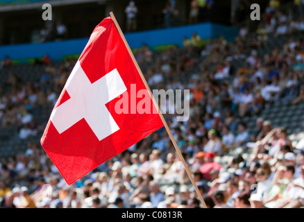 Ventola svizzera sventola la bandiera nazionale a un evento sportivo Foto Stock