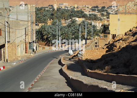 Algeria, Melika, ad alto angolo di visione del veicolo in movimento sulla strada dalle case in città Foto Stock