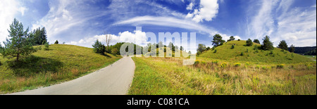 Paesaggio panoramico con bizzarre formazioni di nubi nei pressi di Altmannstein in Altmuehltal Natura Park, Baviera, Germania, Europa Foto Stock