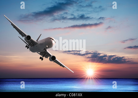 Gli aeromobili jet oltre il mare Foto Stock