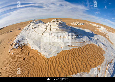 Gesso nelle dune di sabbia del deserto libico, Erg Murzuq, Libia, il Sahara, Africa Settentrionale, Africa Foto Stock