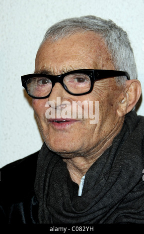 VIDAL SASSOON VIDAL SASSOON IL FILM PREMIERE WESTWOOD LOS ANGELES CALIFORNIA USA 15 febbraio 2011 Foto Stock