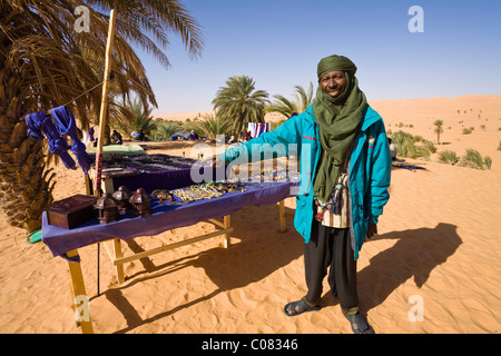 Il Tuareg che vendono souvenir nel deserto libico, Um el Ma oasi, Libia, Africa Settentrionale, Africa Foto Stock