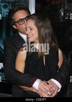 SUSAN DOWNEY Robert Downey Jr. UNKNOWN LOS ANGELES PREMIERE. WARNER BROS. LOS ANGELES CALIFORNIA USA 16 febbraio 2011 Foto Stock