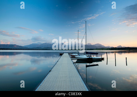 Atmosfera serale al Lago Hopfensee con una vista verso le Alpi, Hopfensee in Algovia orientale vicino a Füssen, Baviera, Germania, Europa Foto Stock