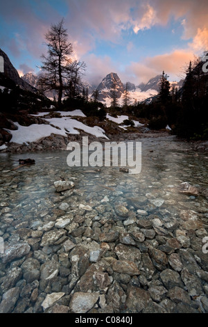 Ruscello di montagna nella luce della sera al di sotto del lago Seebensee nella gamma di Mieming vicino a Ehrwald e il Monte Zugspitze, Tirolo Foto Stock