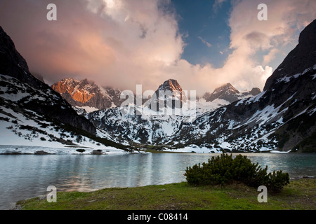 Seebensee lago la sera la luce nella gamma di Mieming vicino a Ehrwald e il Monte Zugspitze, Tirolo, Austria, Europa Foto Stock