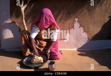 Giovane donna indiana in sari massaggia impasto per pane chapati, deserto di Thar, Rajasthan, India, Asia Foto Stock