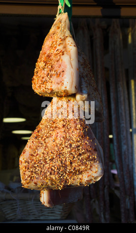 Tradizionale maiale indurito la guancia di strutto, pendente dal negozio di gastronomia a Nemi, Lazio, Italia. Stagione invernale. Foto Stock