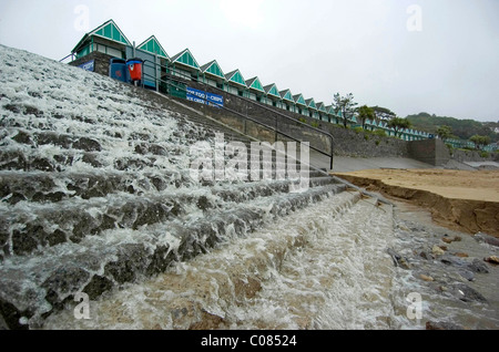 Heavy Rain esegue le fasi a Langland Bay vicino a Swansea nel mezzo della British estate. Foto Stock