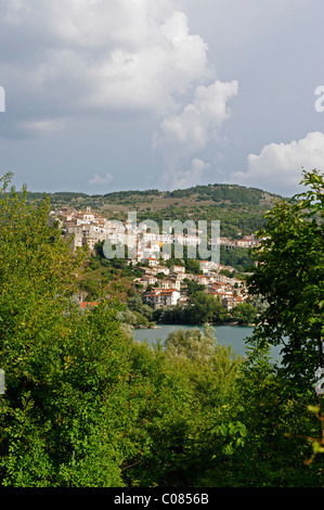 Barrea sul lago di Barrea, Parco Nazionale d'Abruzzo, provincia di L'Aquila, Appennino, Abruzzo, Italia, Europa Foto Stock