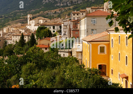 Barrea presso il Lago di Barrea, Parco Nazionale d'Abruzzo, provincia di L'Aquila, Appennino, Abruzzo, Italia, Europa Foto Stock