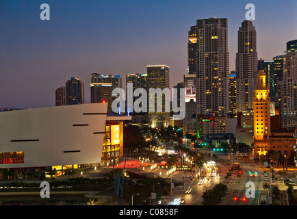 Di notte le luci di Biscayne Boulevard, American Airlines Arena e lo skyline di Miami, Florida, Stati Uniti d'America Foto Stock