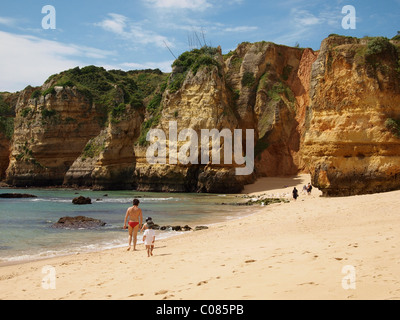 Tipica costa scoscesa, scogliere, a Praia da Dona Ana beach vicino a Lagos, Algarve, Portogallo, Europa Foto Stock