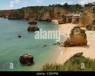 Tipica costa scoscesa, scogliere, a Praia da Dona Ana beach vicino a Lagos, Algarve, Portogallo, Europa Foto Stock