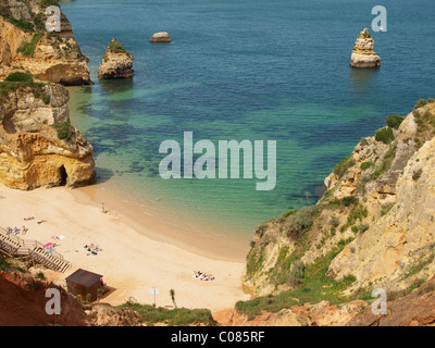 Tipica costa scoscesa, scogliere, a Praia do Camilo spiaggia vicino a Lagos, Algarve, Portogallo, Europa Foto Stock