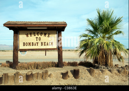 Firmare all'entrata per la comunità del deserto di Bombay Beach, Salton Sea, California, Stati Uniti d'America. Foto Stock