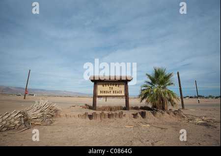 Firmare all'entrata per la comunità del deserto di Bombay Beach, Salton Sea, California, Stati Uniti d'America. Foto Stock