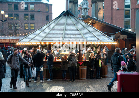 Il Mercatino di Natale in piazza Albert Manchester Inghilterra Novembre Dicembre 2010 Foto Stock