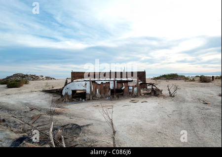 Resti di un rimorchio airstream a Bombay Beach sulla riva del Salton Sea, CALIFORNIA, STATI UNITI D'AMERICA Foto Stock