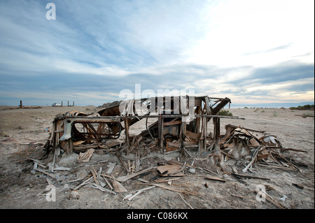 Resti di un rimorchio airstream a Bombay Beach sulla riva del Salton Sea, CALIFORNIA, STATI UNITI D'AMERICA Foto Stock