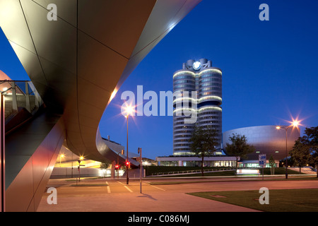 BMW edificio alto e il museo BMW, sede della bavarese motore funziona, Monaco di Baviera, Germania, Europa Foto Stock