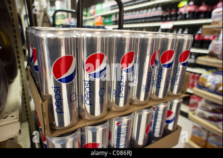 La dieta di Pepsi-cola nel nuovo skinny lattine viene visto in un supermercato a New York Foto Stock