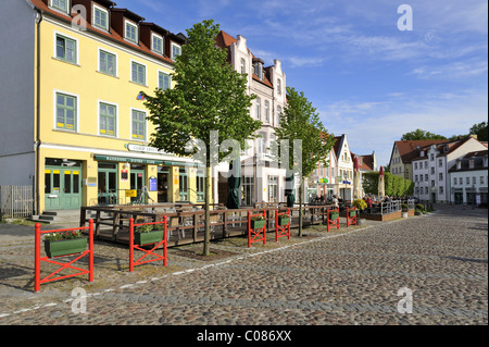 Fila di case presso la piazza del mercato, il centro della città di Bergen sull isola di Ruegen, Ruegen Isola, Meclemburgo-Pomerania Occidentale Foto Stock